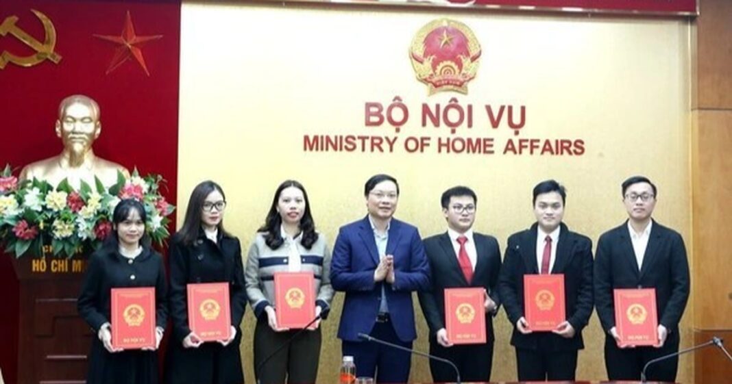 Bộ Nội vụ trả lời về chính sách thu hút sinh viên tốt nghiệp xuất sắc