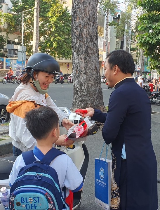 Sáng 8.3, mẹ đưa con đến cổng trường thì nhận điều bất ngờ- Ảnh 2.