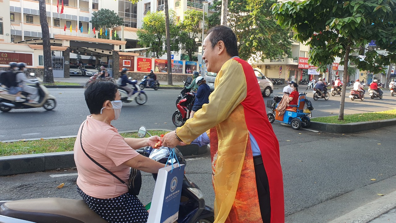 Sáng 8.3, mẹ đưa con đến cổng trường thì nhận điều bất ngờ- Ảnh 8.