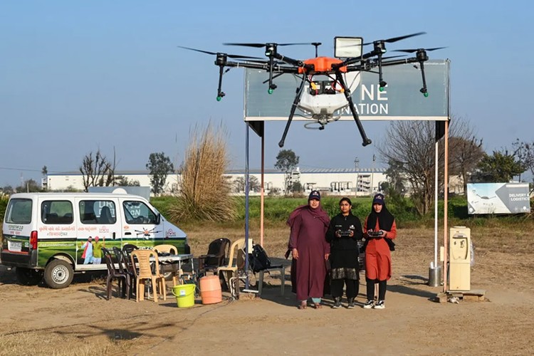 Cảnh tượng phụ nữ Ấn Độ trở thành phi công, điều khiển UAV chuyên nghiệp- Ảnh 7.