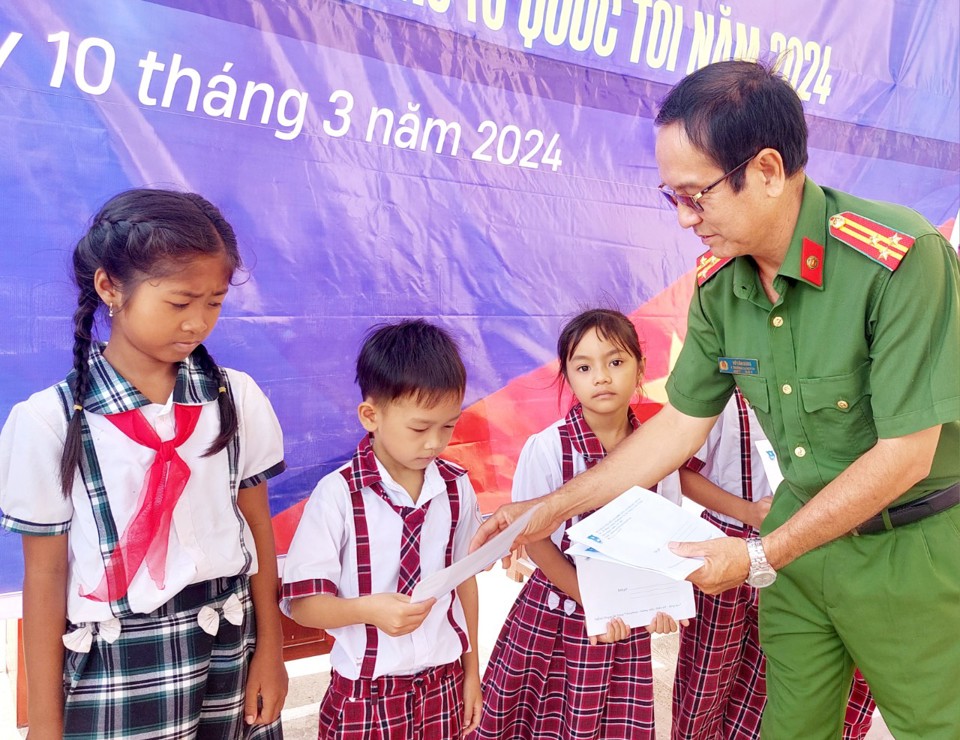 C&ocirc;ng an S&oacute;c Trăng trao học bổng cho học sinh ngh&egrave;o vượt kh&oacute; học tốt. Ảnh Xu&acirc;n Lương