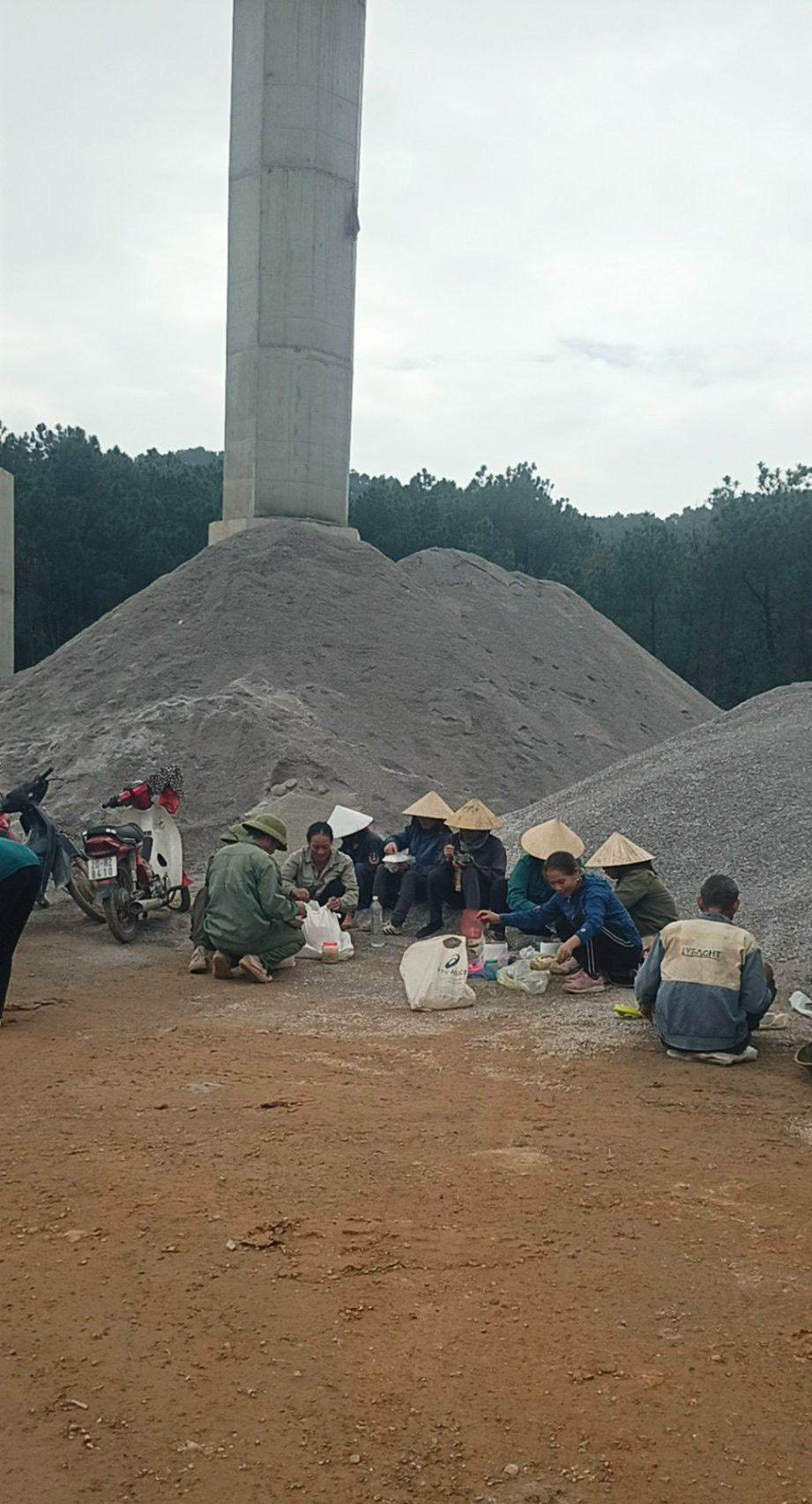 “Ăn tranh thủ, ngủ khẩn trương” trên công trường cao tốc Diễn Châu - Bãi Vọt- Ảnh 5.