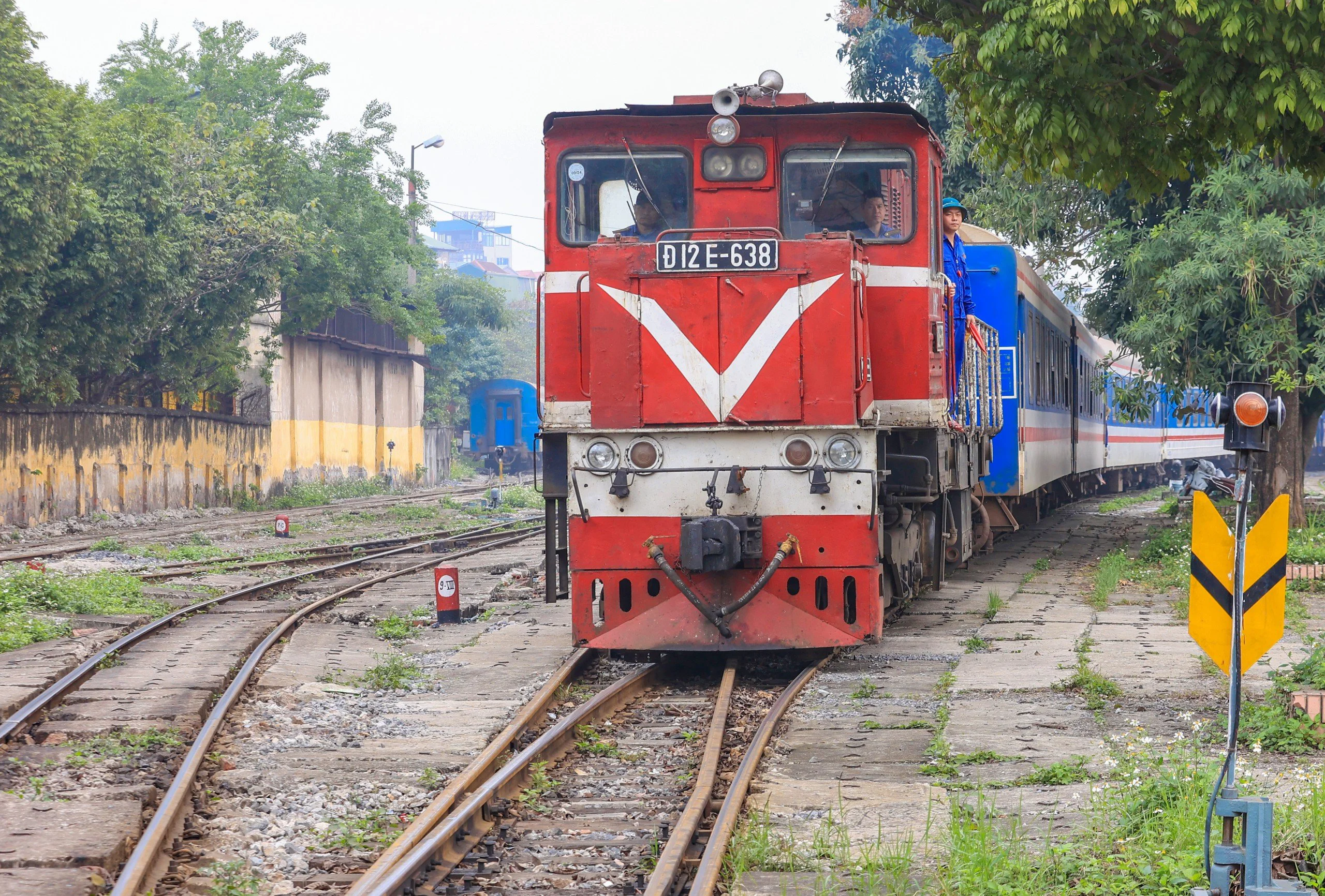 Cận cảnh hoạt động của nhân viên chạy tàu- Ảnh 9.