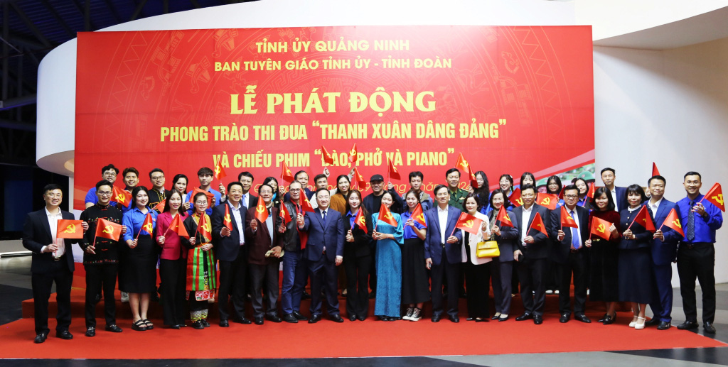 Các đại biểu tại buổi lễ phát động phong trào thi đua &quot;Thanh xuân dâng Đảng&quot; và chiếu phim “Đào, phở và piano” - Ảnh: NGUYỄN THANH