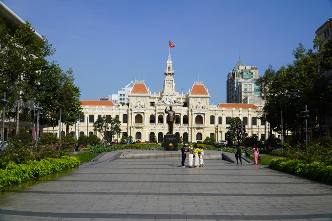 Người dân đến vui chơi, chụp hình ở Công viên Tượng đài Chủ tịch Hồ Chí Minh, sáng 11/3. Ảnh: Hạ Giang