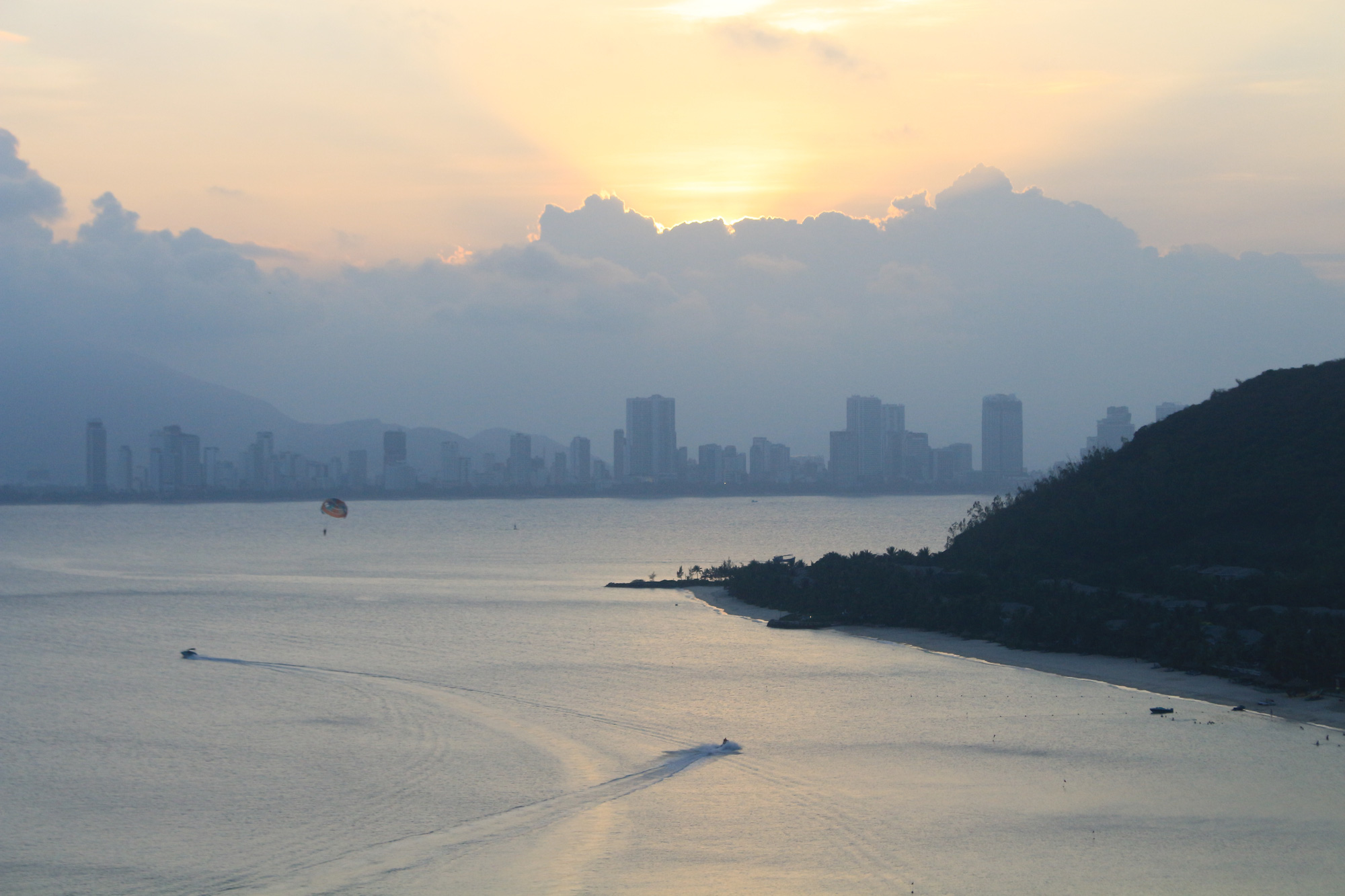 Hoàng hôn ở Nha Trang - Ảnh: RAY KUSCHERT