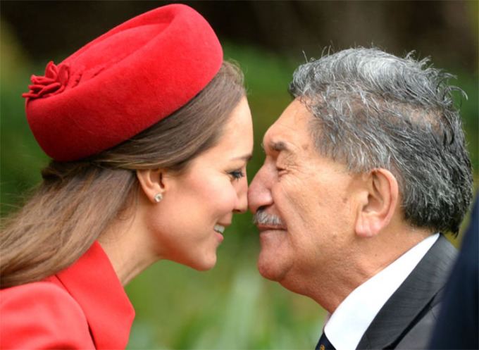 Công nương Kate nhận hongi từ thủ lĩnh Maori trong chuyến thăm năm 2014. Ảnh: Rex