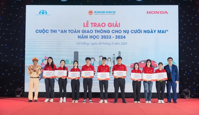 Các em học sinh nhận giải thưởng tại sự kiện. Ảnh: HVN