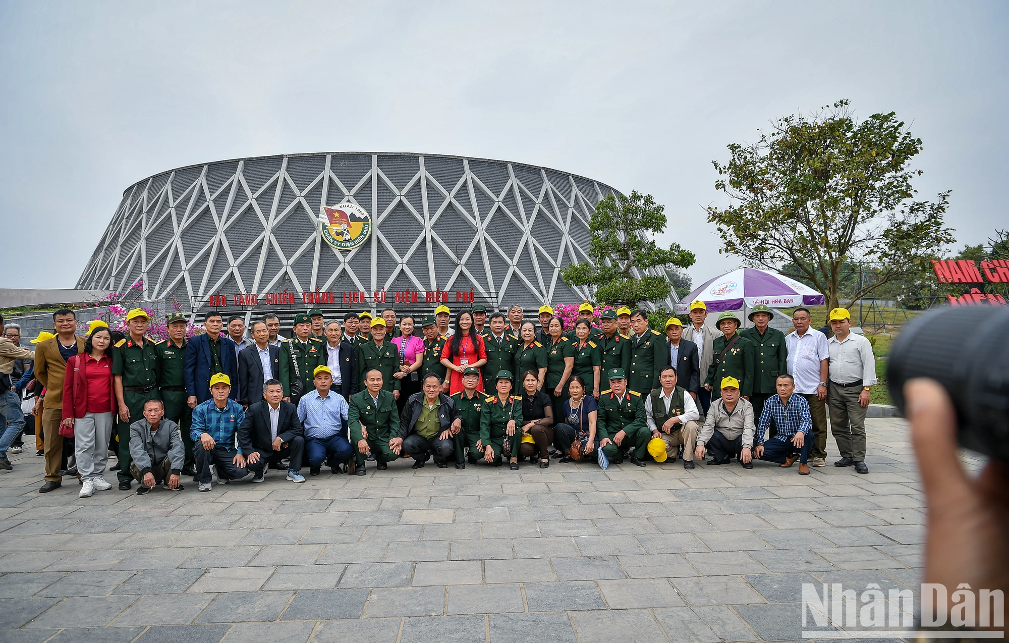 [Ảnh] Cựu chiến binh, du khách xúc động xem tranh Panorama tái hiện Chiến dịch Điện Biên Phủ ảnh 2