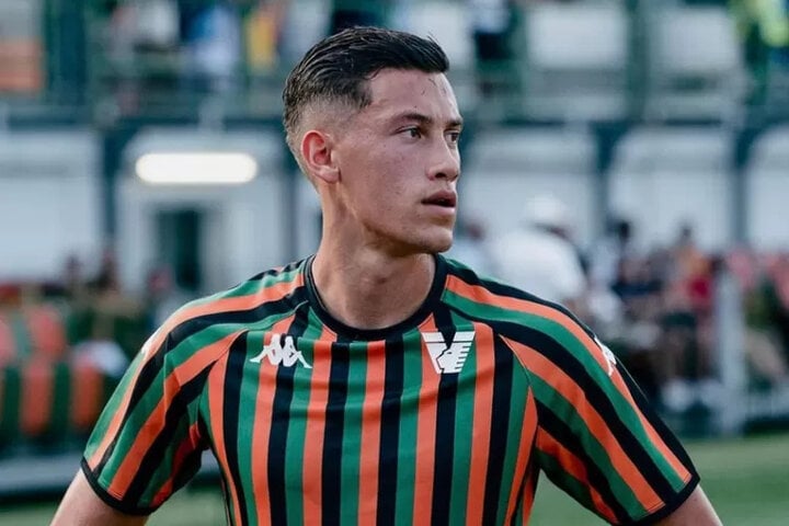 Jay Ides sinh năm 2000, tại Hà Lan. Anh chơi ở vị trí trung vệ và khoác áo CLB Venezia (Serie B). Mùa này, Ides ra sân 17 trận cho đội bóng Italy và là sự lựa chọn hàng đầu của Paolo Vanoli. Ides nhập quốc tịch Indonesia từ tháng 12 năm ngoái nhưng anh chỉ kịp làm thủ tục chuyển liên đoàn từ Hà Lan sang Indonesia ngay trước 2 trận đấu với tuyển Việt Nam vào tháng 3 này.