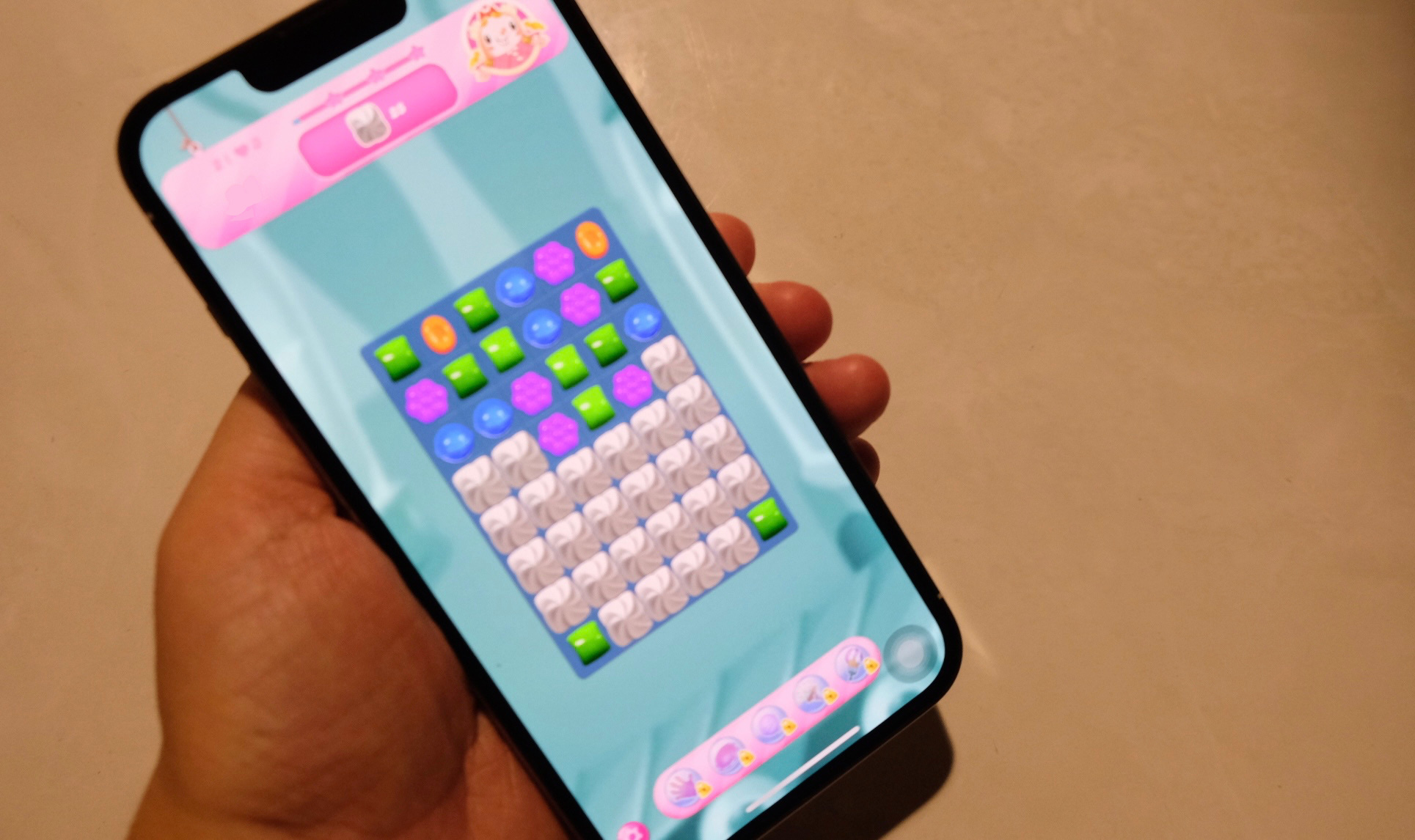 Chơi game đêm khuya  dễ dẫn đến khó ngủ, mất ngủ - Ảnh: YẾN TRINH