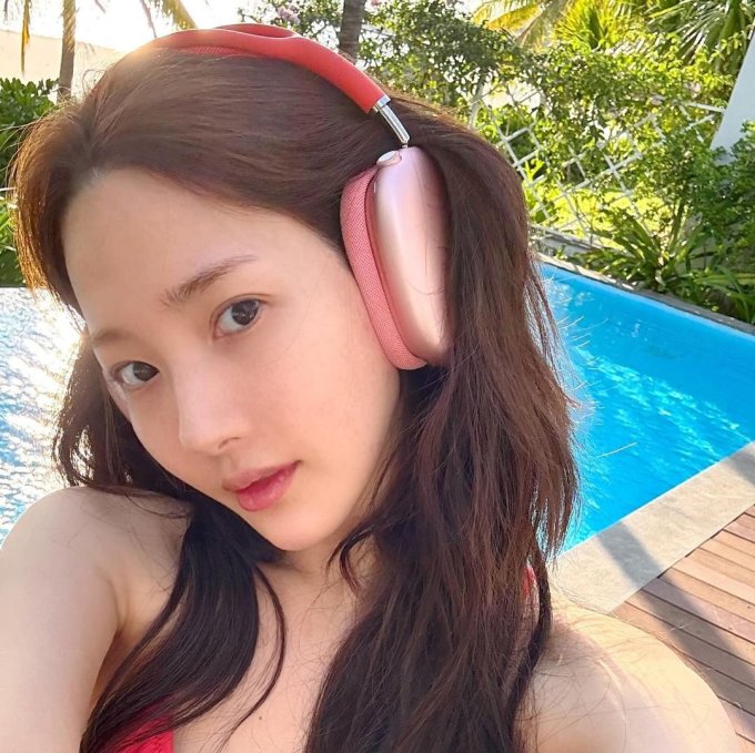 Nữ diễn viên Park Min Young check in tại hồ bơi khu nghỉ dưỡng ở Nha Trang. Ảnh. Instagram/ Rachel_mypark