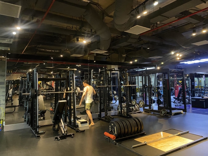 Người tập gym khuya ở phòng tập thuộc quận 10, TP HCM, tối 12/3. Ảnh: Ngọc Ngân