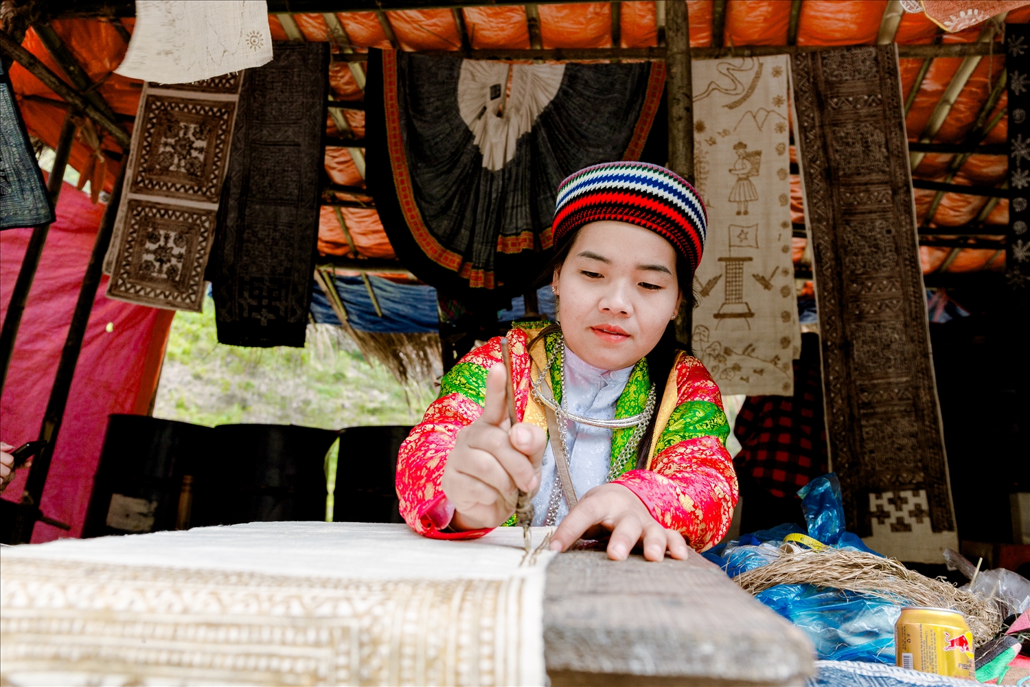 Vẽ sáp ong trên vải lanh của đồng bào Mông