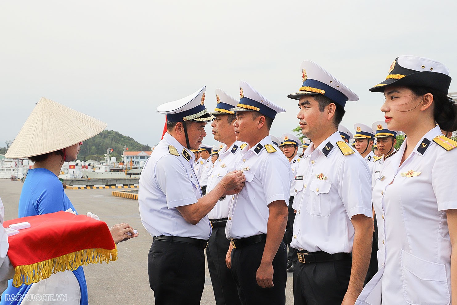 3.	Thủ trưởng Bộ Tư lệnh Vùng 3 trao tặng chỉ huy Tàu 20 Huy hiệu thủy thủ viễn dương