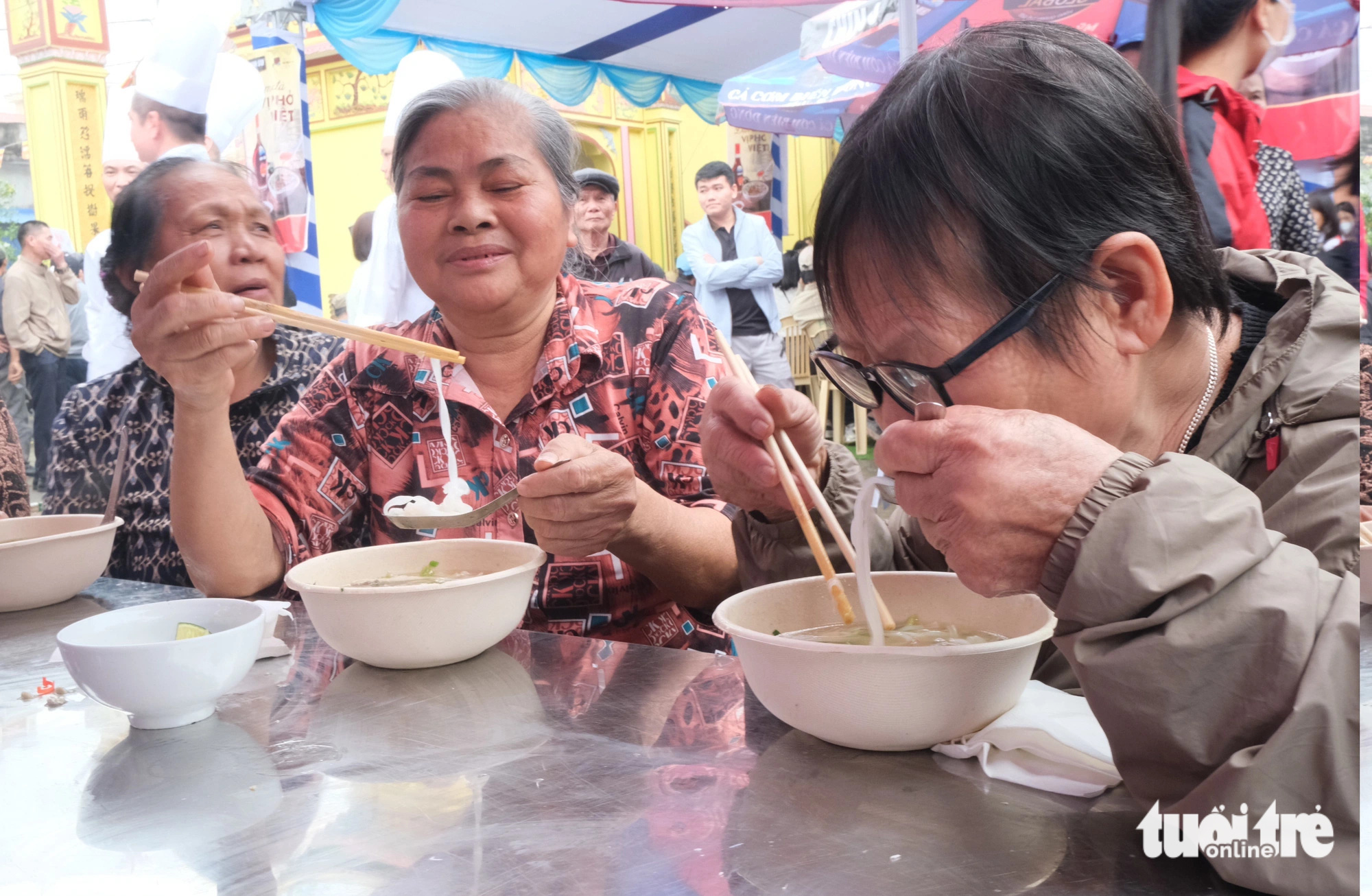 Người dân thưởng thức phở làng Vân Cù - Ảnh: HÀ THANH