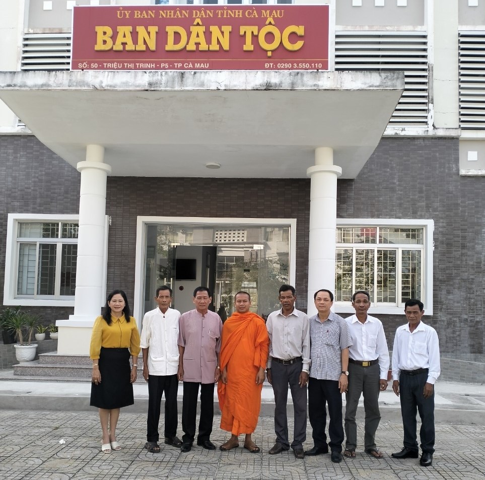 Bà Quách Kiều Mai, Phó trưởng Ban Dân tộc tỉnh Cà Mau chụp ảnh cùng đại diện các hội đoàn đồng bào Hoa-Khmer