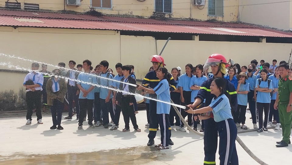 Học sinh&nbsp;thực h&agrave;nh phun nước chữa ch&aacute;y. Ảnh Xu&acirc;n Lương