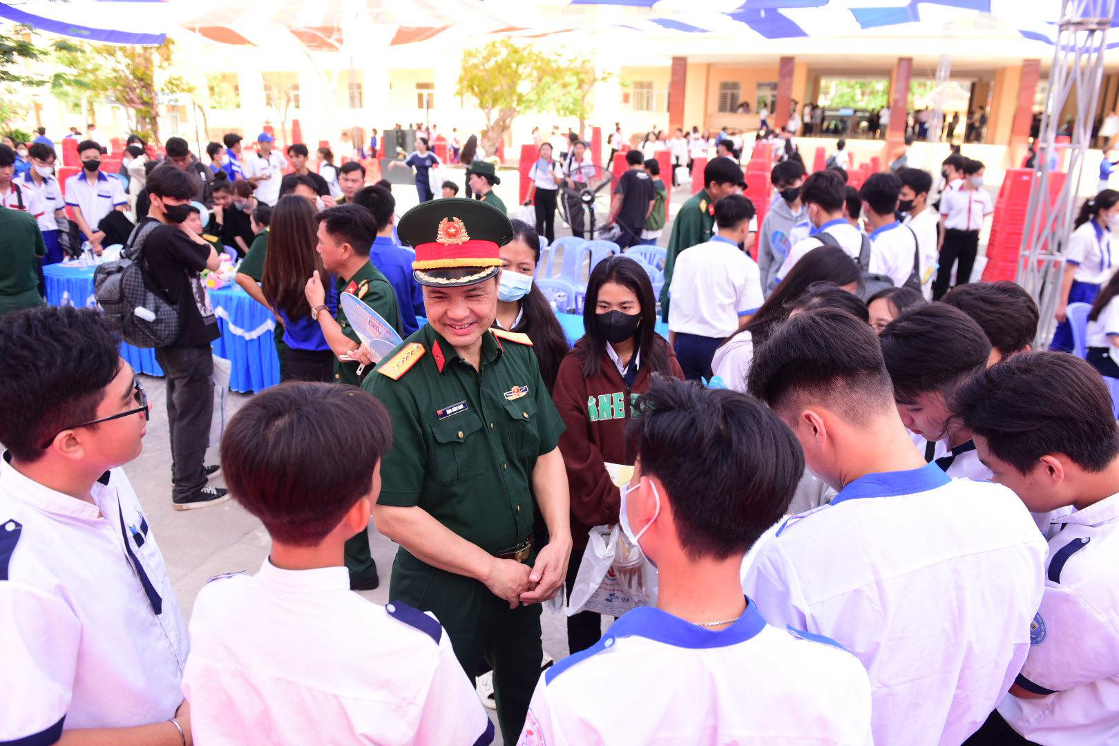 Đại tá, PGS.TS Đặng Chính Nghĩa - phó trưởng phòng đào tạo Học viện Hậu cần - tư vấn cho học sinh quan tâm đến nhóm ngành quân đội - Ảnh: DUYÊN PHAN