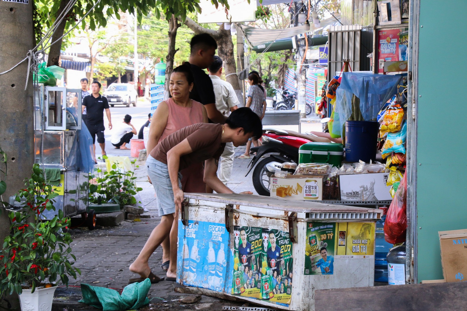 Người dân hỗ trợ lực lượng chức năng kẻ vạch, phân định vỉa hè dành cho người đi bộ ảnh 2