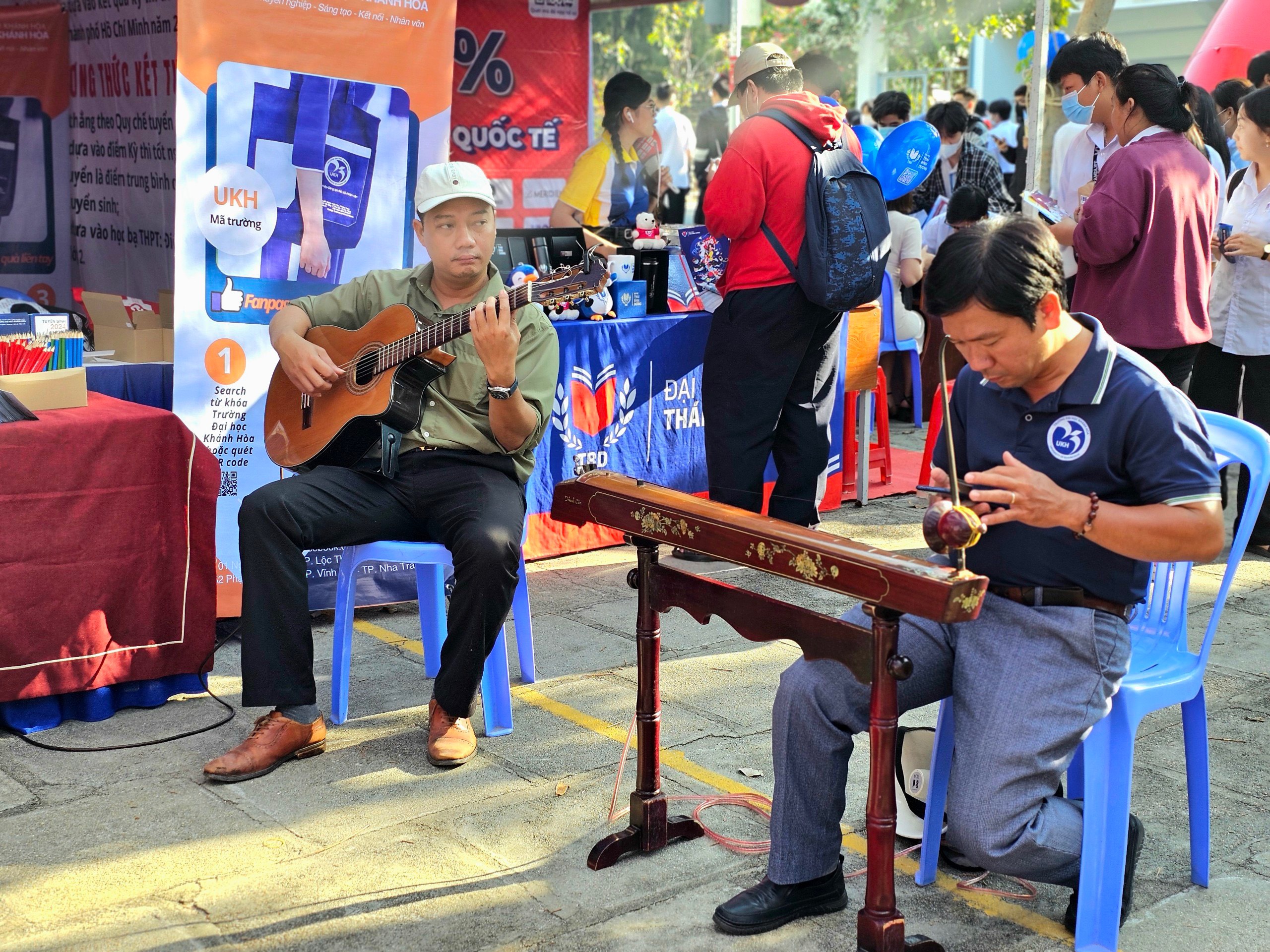 Gian hàng tư vấn mùa thi Nha Trang thu hút hàng ngàn học sinh- Ảnh 5.