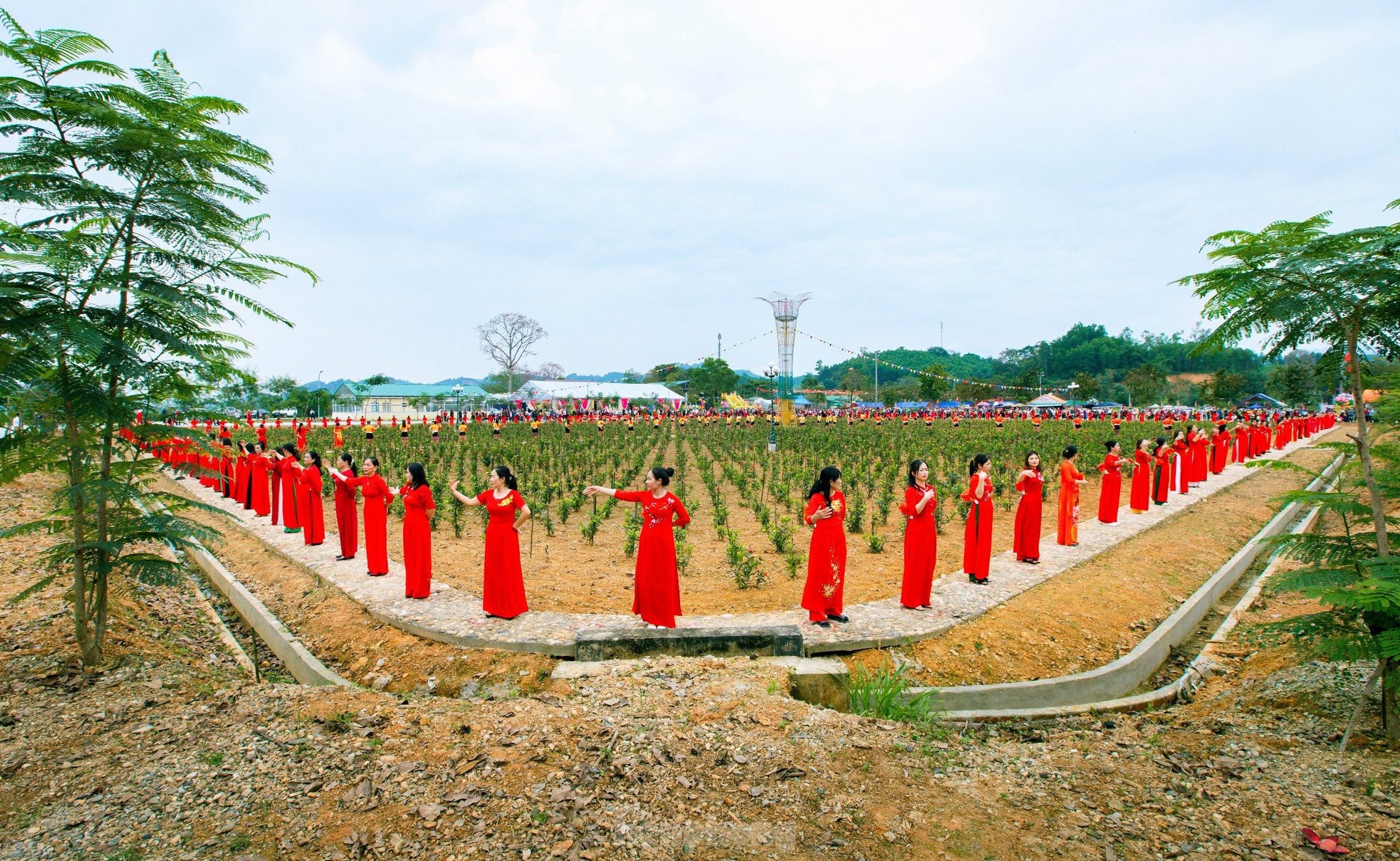 Kịch tính màn đua thuyền trong lễ hội ở huyện biên giới xứ Nghệ ảnh 2