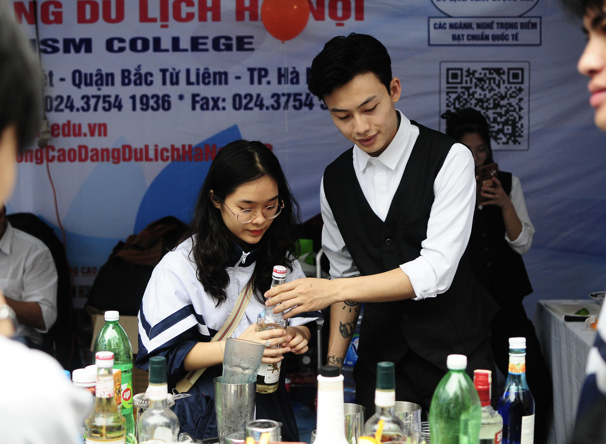 Các em học sinh thích thú trải nghiệm làm bartender - Ảnh: QUỲNH TRANG