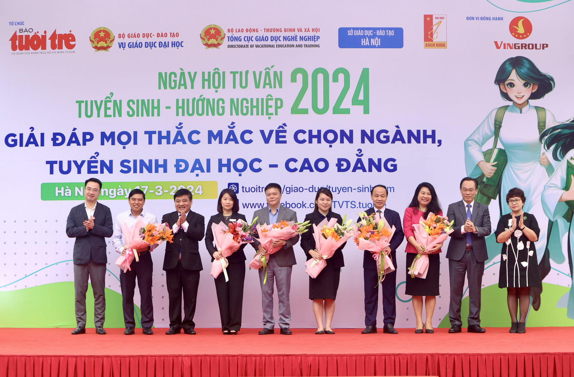 Các vị đại biểu tặng hoa cho đại diện nhà tài trợ và các đơn vị, cá nhân tham gia Ngày hội tư vấn tuyển sinh - hướng nghiệp 2024 - Ảnh: NGUYỄN KHÁNH