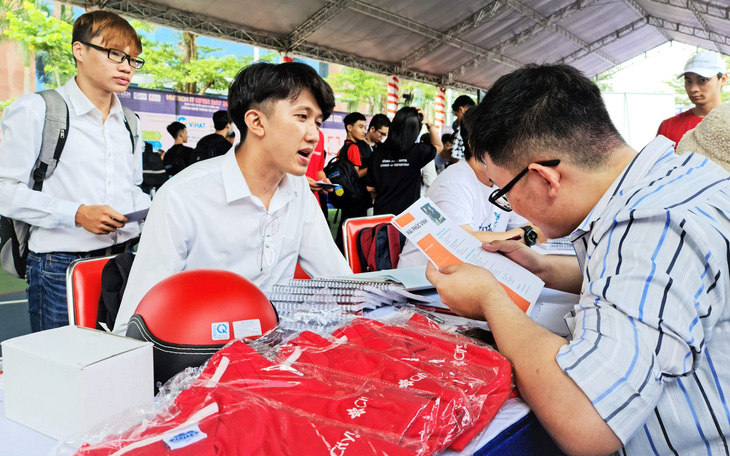 Kinh tế càng khó càng dễ tuyển người tài