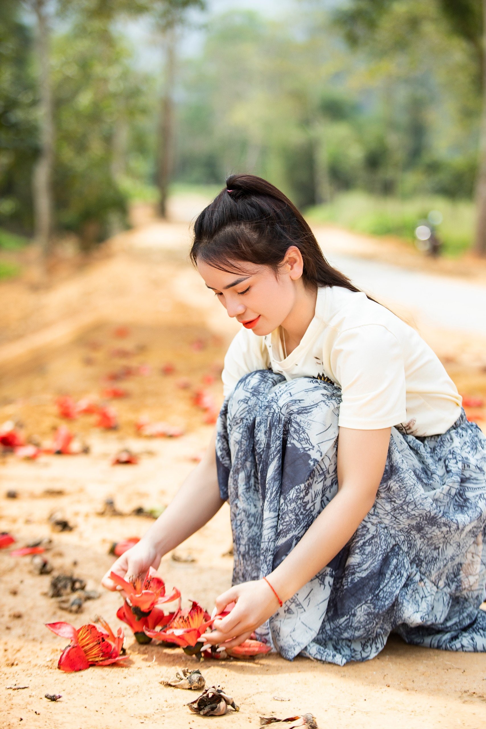 Đẹp nao lòng những chùm hoa gạo đỏ rực vùng quê xứ Nghệ ảnh 13