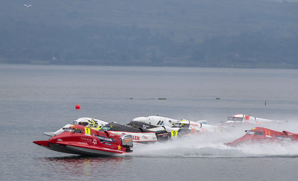 Đội đội B&igrave;nh Định - Việt Nam tranh t&agrave;i tại UIM F1H2O World Championship.