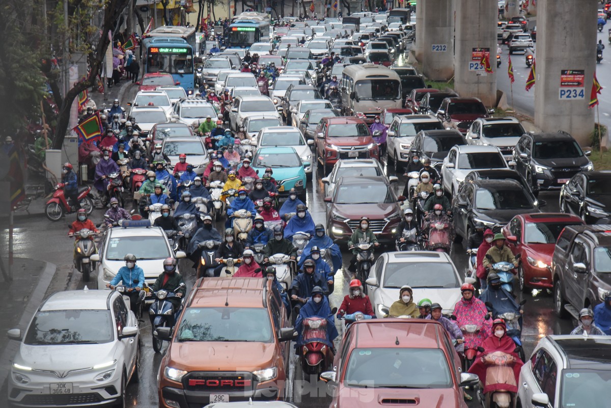 Nhiều tuyến đường Hà Nội ùn tắc hàng tiếng đồng hồ sau cơn mưa lớn kéo dài từ đêm ảnh 2