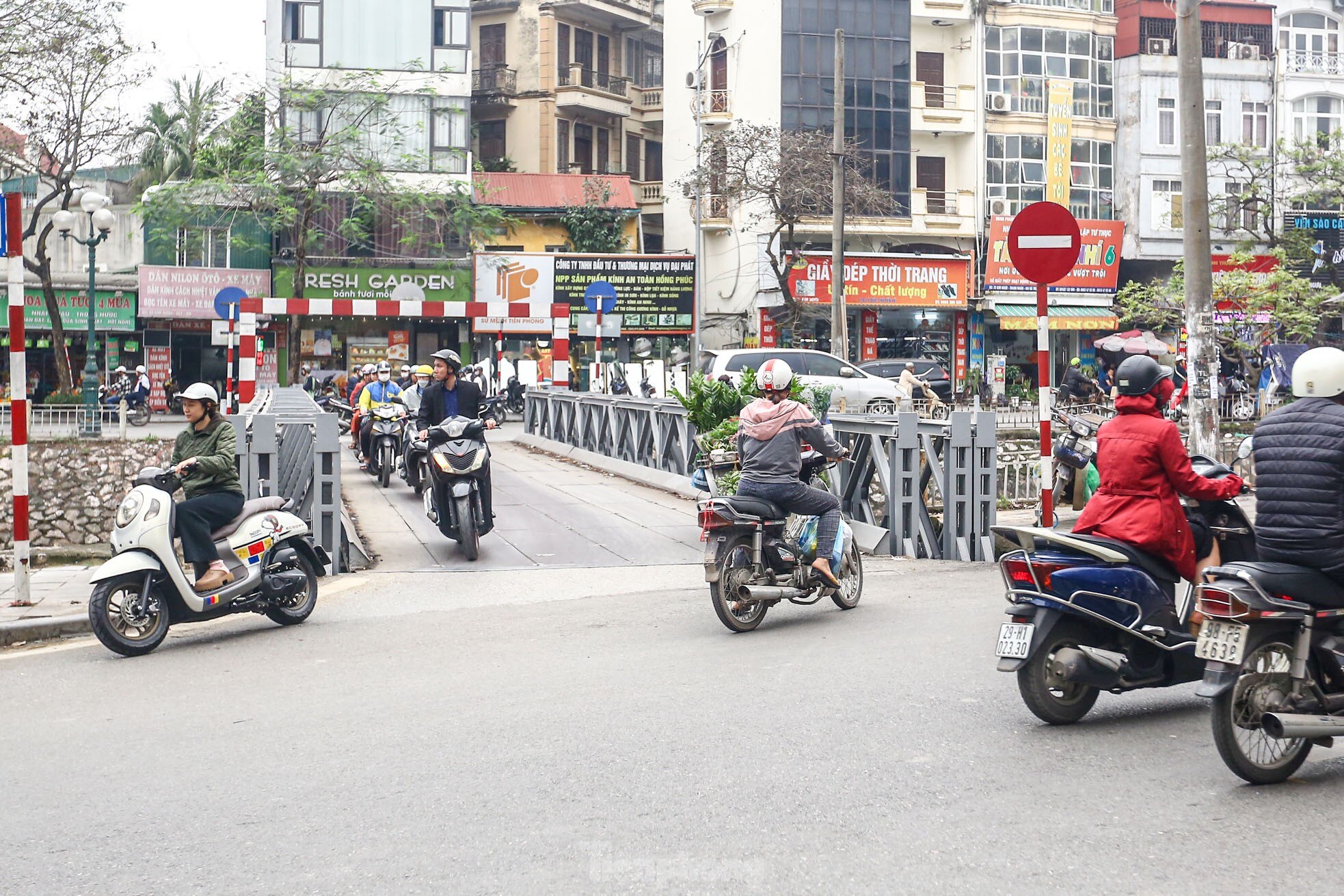 Điều chỉnh giao thông phố Kim Ngưu, hàng loạt phương tiện đi ngược chiều bất chấp biển cấm ảnh 2