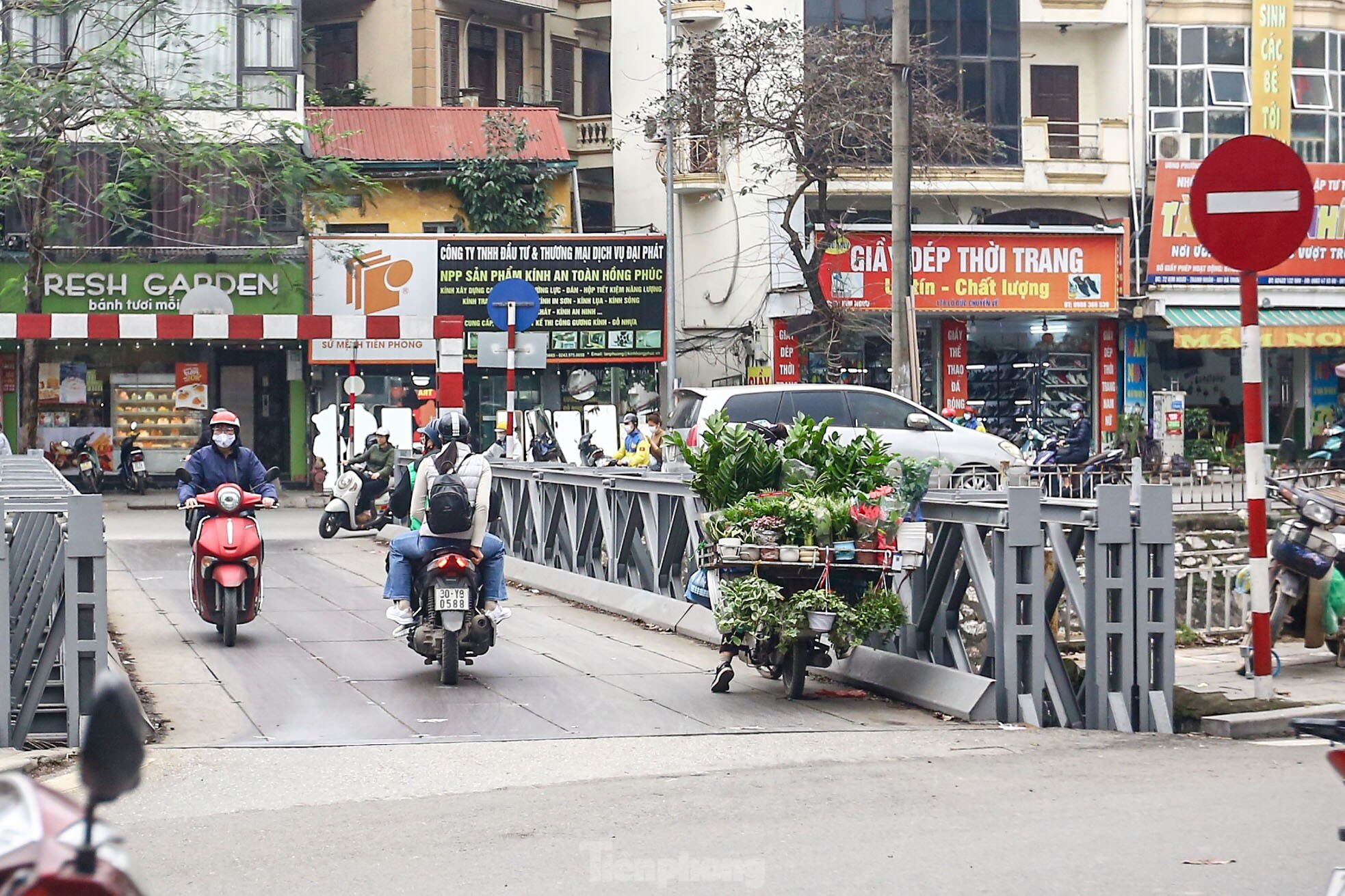 Điều chỉnh giao thông phố Kim Ngưu, hàng loạt phương tiện đi ngược chiều bất chấp biển cấm ảnh 4