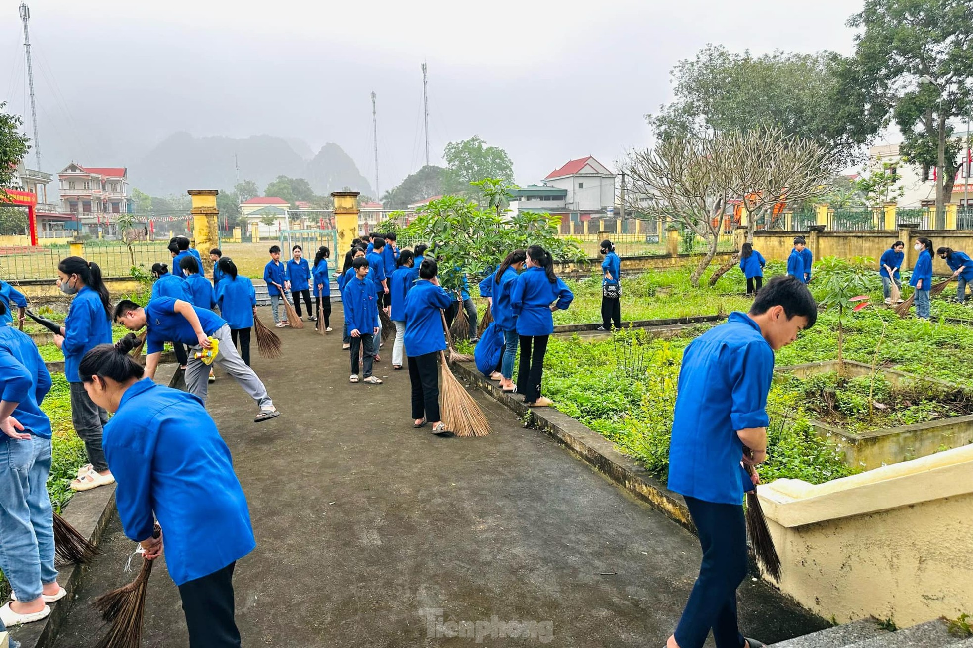 Tuổi trẻ Hòa Bình ra quân ngày cao điểm tình nguyện xây dựng nông thôn mới ảnh 2