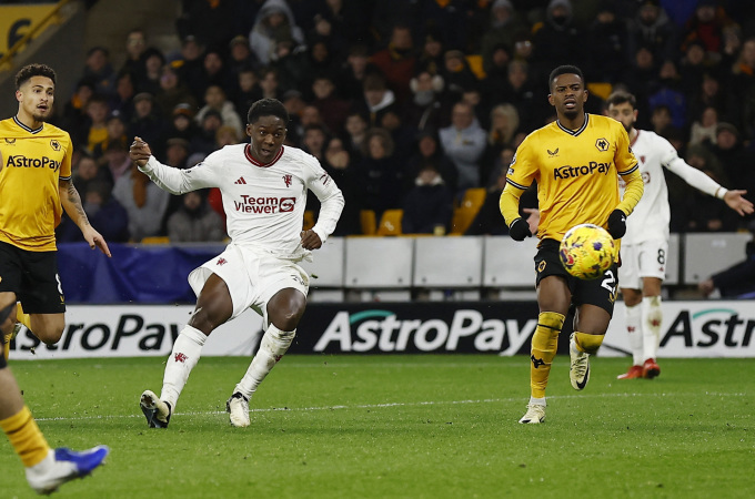 Tiền vệ Kobbie Mainoo ghi bàn ấn định thắng lợi 4-3 cho Man Utd trước Wolves ở vòng 22 Ngoại hạng Anh trên sân Molineux ngày 1/2. Ảnh: Reuters