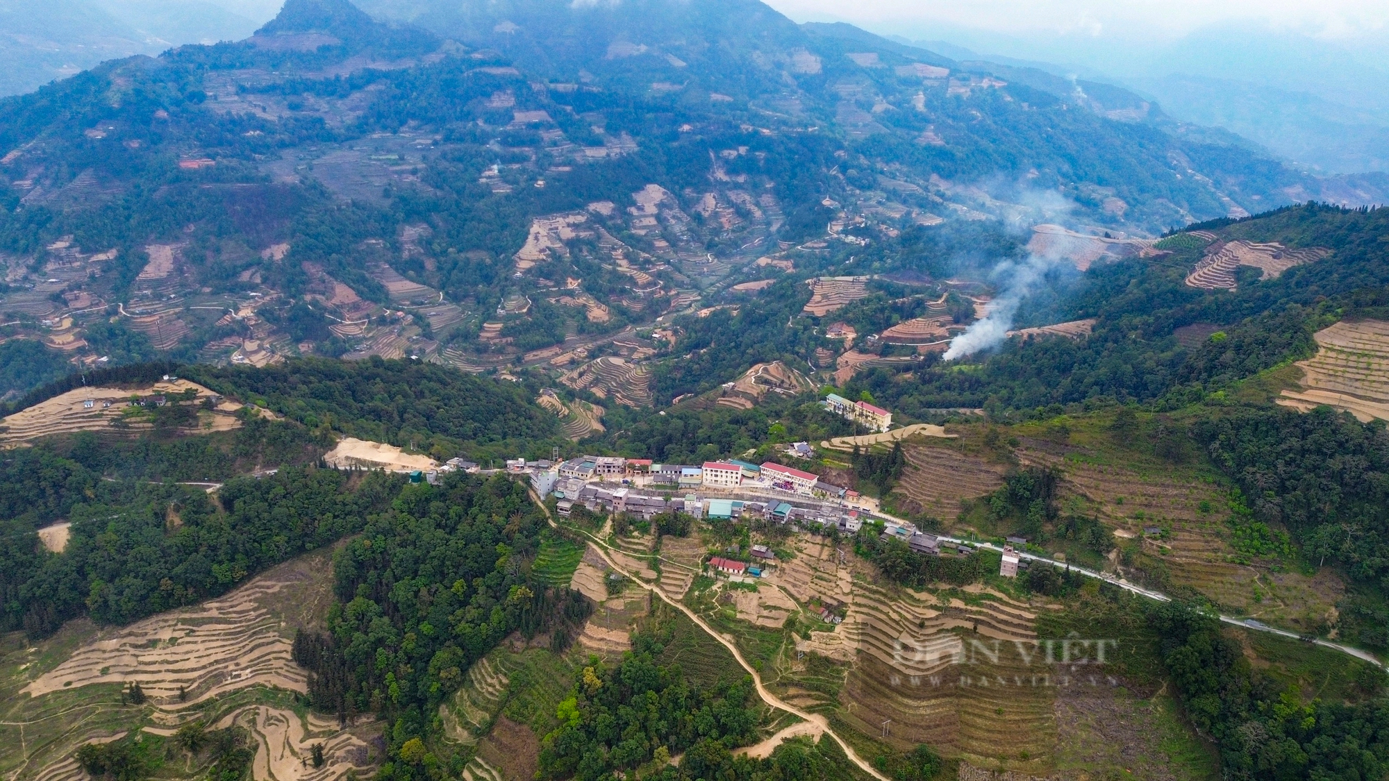 Ghé thăm ngôi trường nằm giữa 