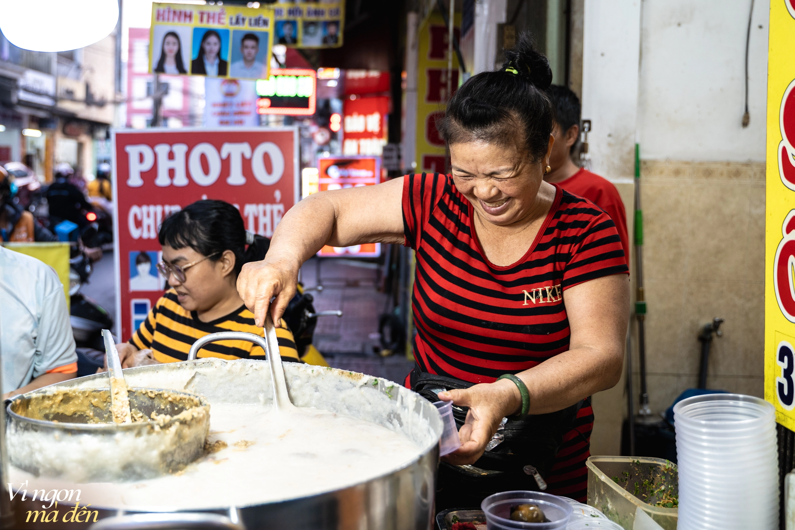 Tiệm cháo sườn &quot;gây thương nhớ&quot; bởi nước xốt thịt trứ danh, khách mua nườm nượp bán không ngơi tay - Ảnh 5.