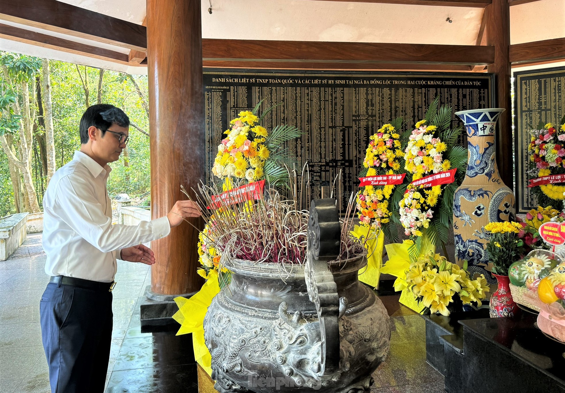 Anh Bùi Quang Huy dâng hương tại ngã ba Đồng Lộc và Khu tưởng niệm Anh hùng liệt sĩ Lý Tự Trọng ảnh 2