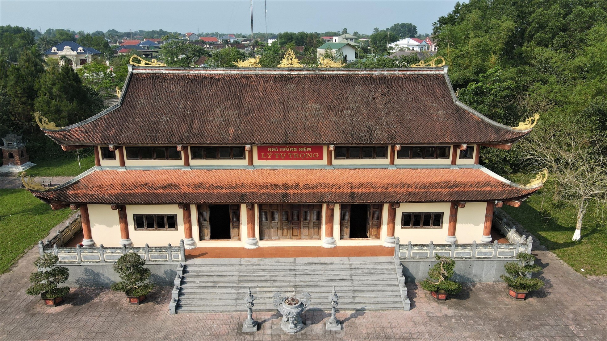 Anh Bùi Quang Huy dâng hương tại ngã ba Đồng Lộc và Khu tưởng niệm Anh hùng liệt sĩ Lý Tự Trọng ảnh 9