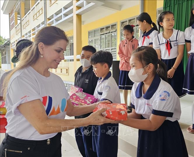 YMCA nâng cấp công trình phụ, xây nhà tình thương cho người dân tỉnh Bến Tre