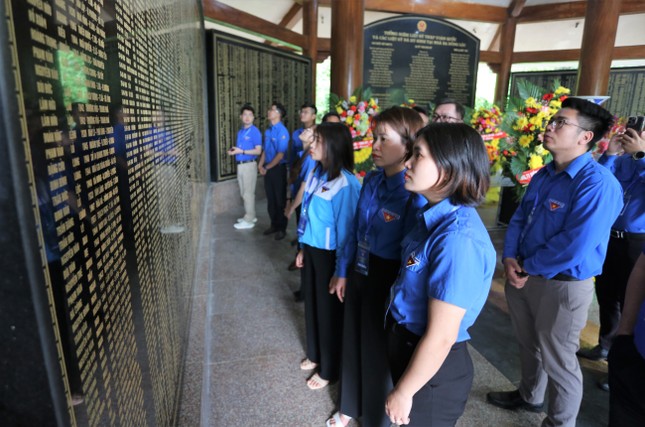 Đoàn đại biểu nhận Giải thưởng Lý Tự Trọng thăm địa chỉ đỏ ở Hà Tĩnh ảnh 4