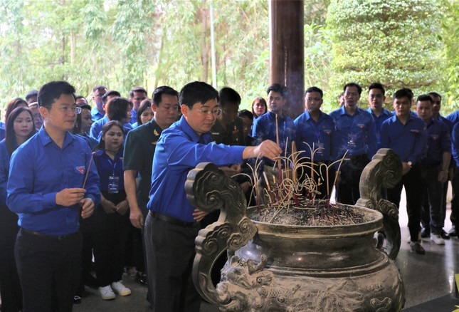 Đoàn đại biểu nhận Giải thưởng Lý Tự Trọng thăm địa chỉ đỏ ở Hà Tĩnh ảnh 3