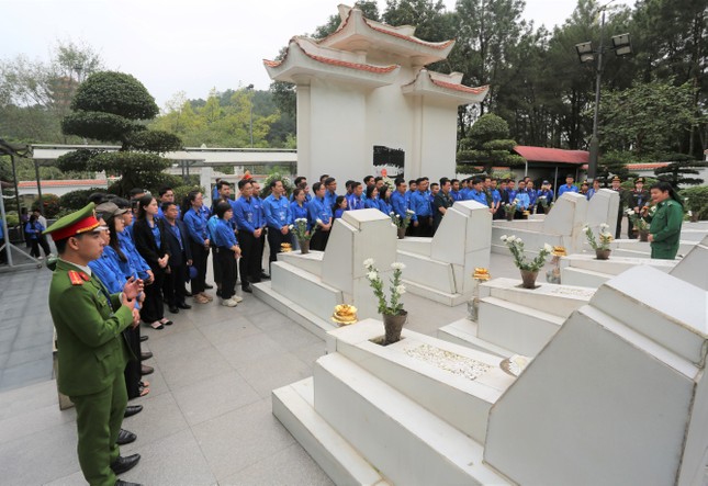 Đoàn đại biểu nhận Giải thưởng Lý Tự Trọng thăm địa chỉ đỏ ở Hà Tĩnh ảnh 7