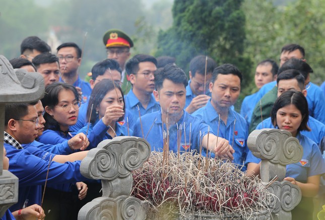 Đoàn đại biểu nhận Giải thưởng Lý Tự Trọng thăm địa chỉ đỏ ở Hà Tĩnh ảnh 11