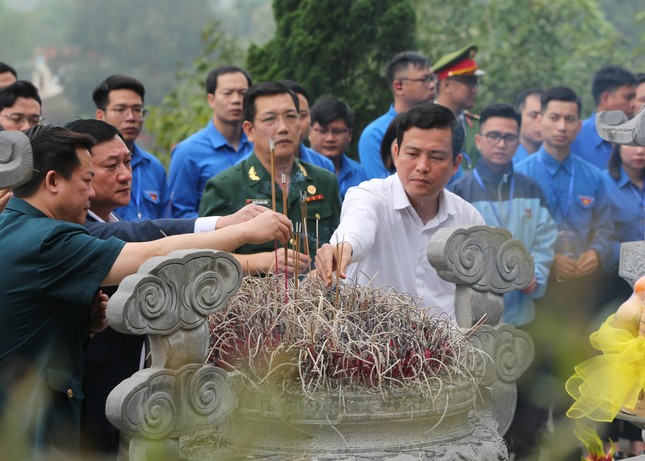 Đoàn đại biểu nhận Giải thưởng Lý Tự Trọng thăm địa chỉ đỏ ở Hà Tĩnh ảnh 15