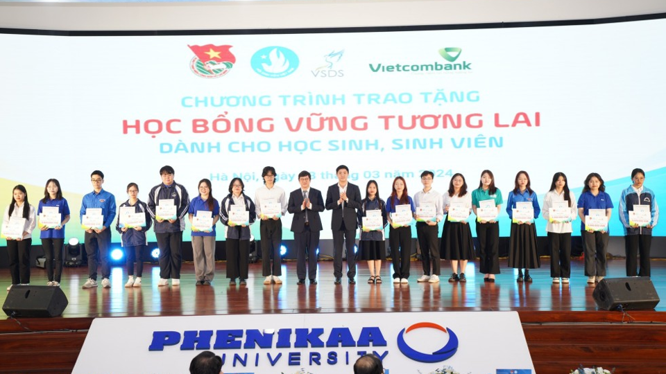 Tại lễ khai mạc đ&atilde; trao học bổng Vững bước tương lai" cho 40 học sinh, sinh vi&ecirc;n c&oacute; kho&agrave;n cảnh kh&oacute; khăn, vươn l&ecirc;n trong học tập