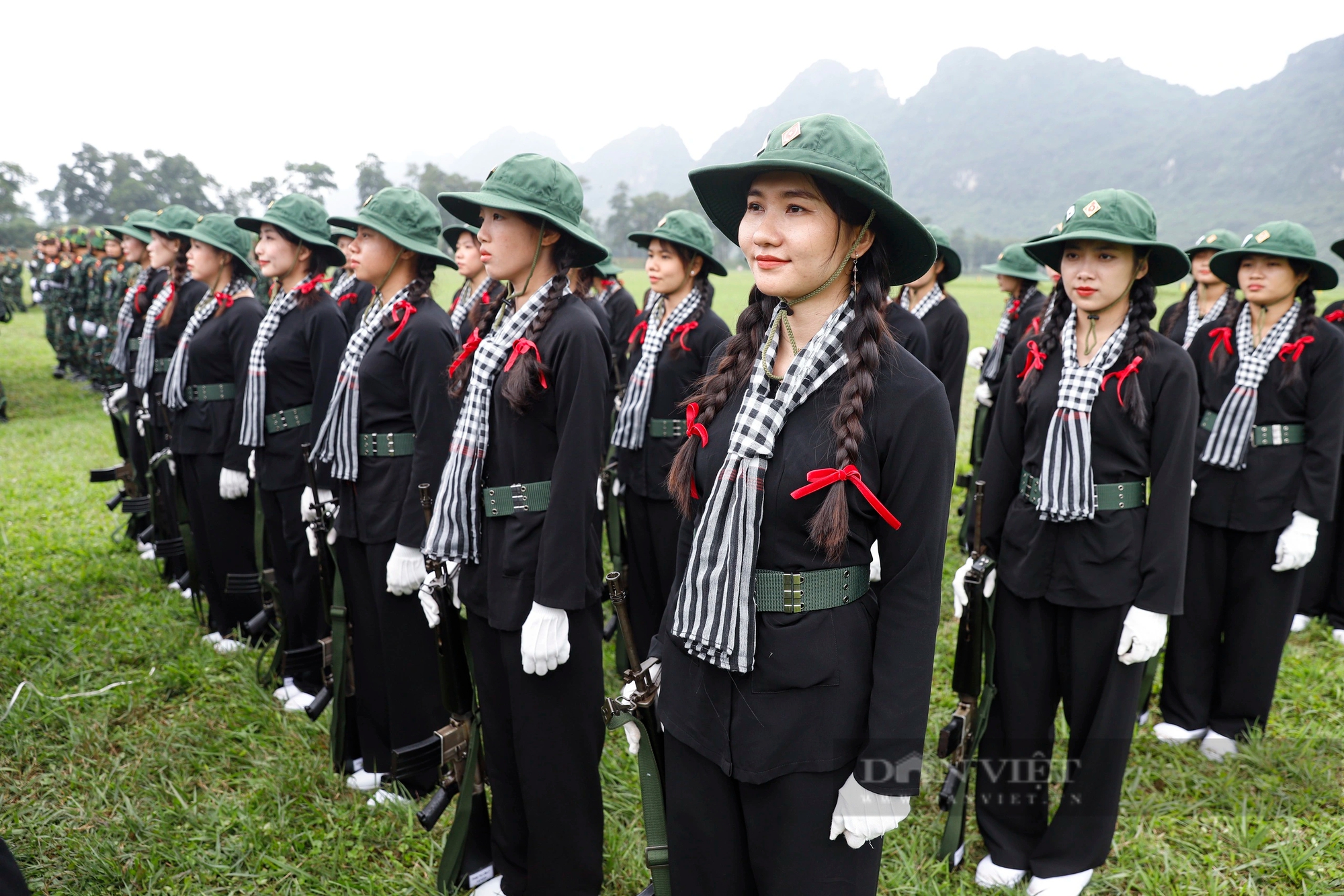 Nữ du kích miền Nam bảo lưu đại học, cầm súng AK tham gia huấn luyện diễu binh kỷ niệm Chiến thắng Điện Biên Phủ- Ảnh 8.