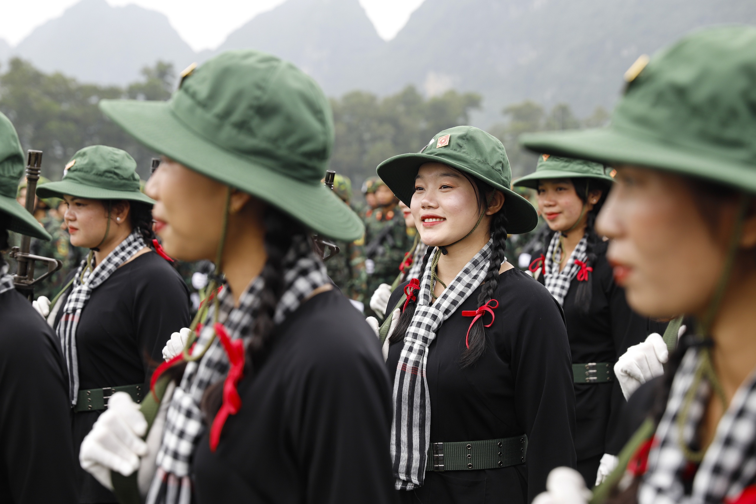 Nữ du kích miền Nam bảo lưu đại học, cầm súng AK tham gia huấn luyện diễu binh kỷ niệm Chiến thắng Điện Biên Phủ- Ảnh 10.