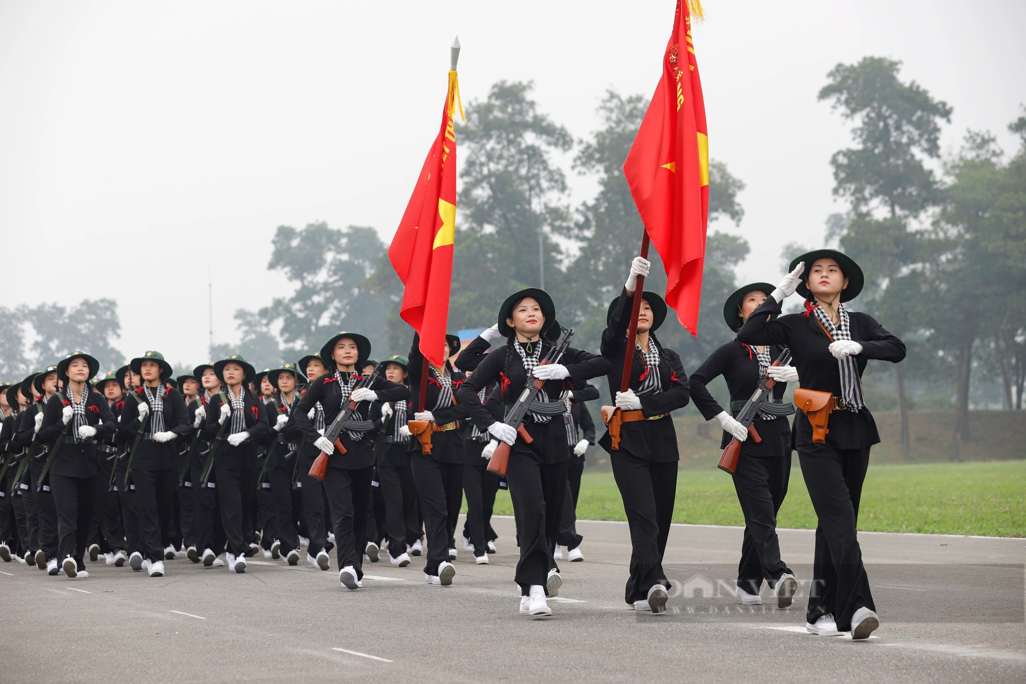 Nữ du kích miền Nam bảo lưu đại học, cầm súng AK tham gia huấn luyện diễu binh kỷ niệm Chiến thắng Điện Biên Phủ- Ảnh 12.